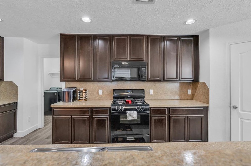 16623 Burnell Oaks Ln, Houston TX  77090-5241 exterior