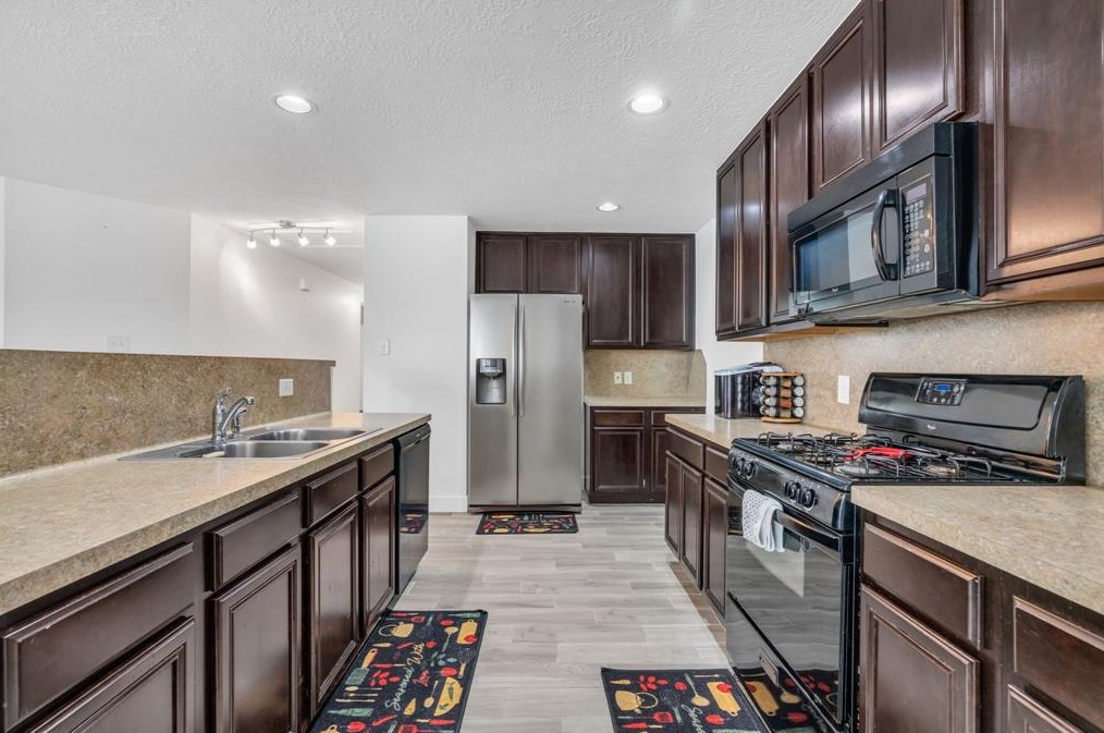 16623 Burnell Oaks Ln, Houston TX  77090-5241 exterior