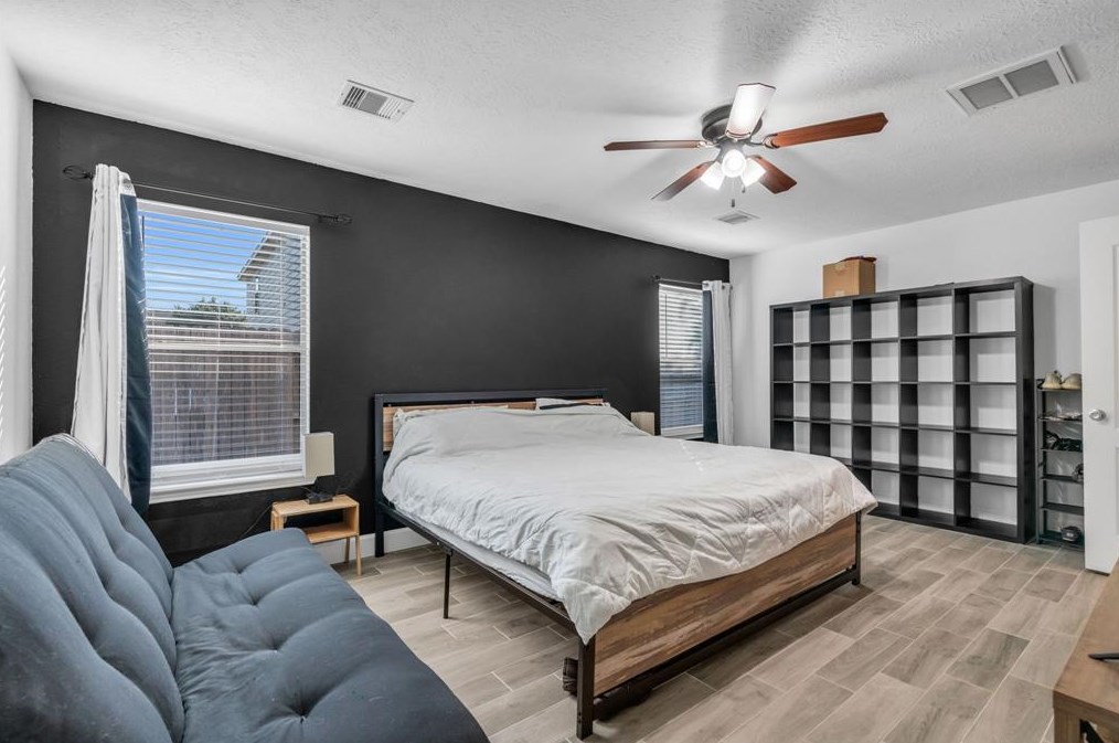 16623 Burnell Oaks Ln, Houston TX  77090-5241 exterior