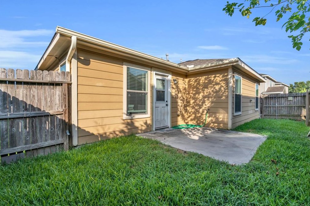 16623 Burnell Oaks Ln, Houston TX  77090-5241 exterior