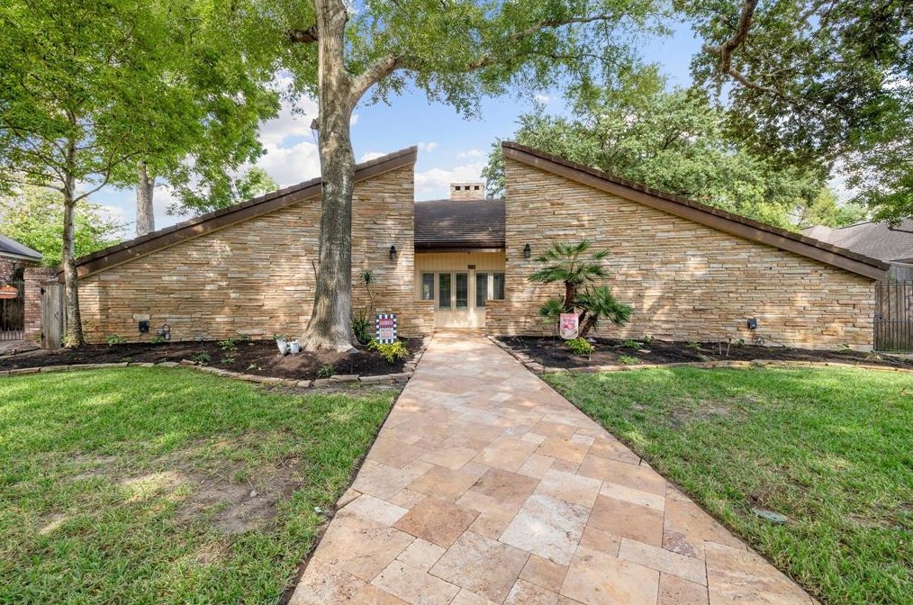 15710 Fleetwood Oaks Dr, Houston, TX 77079-2520