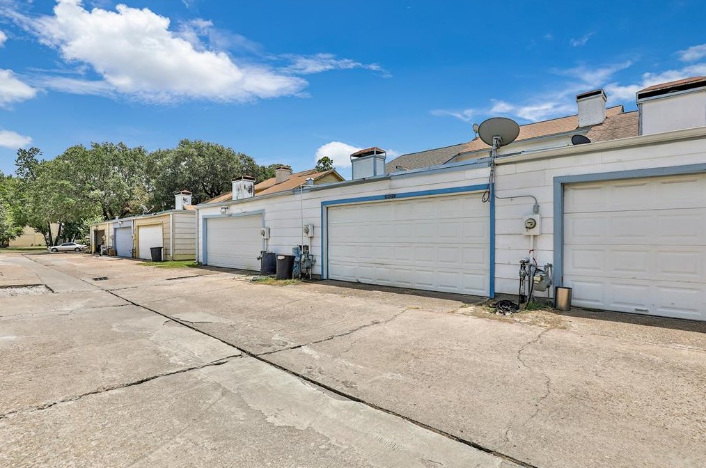 12247 Village Dr, Houston TX  77039-4927 exterior