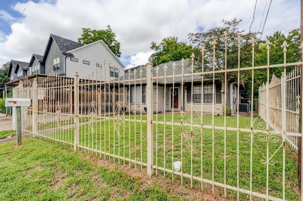 1109 Moody St, Houston TX  77009-2144 exterior