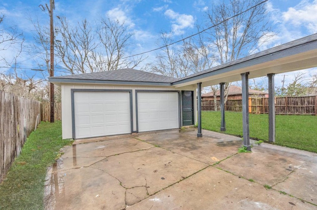 5006 Heatherbloom Dr, Houston TX  77045-5332 exterior