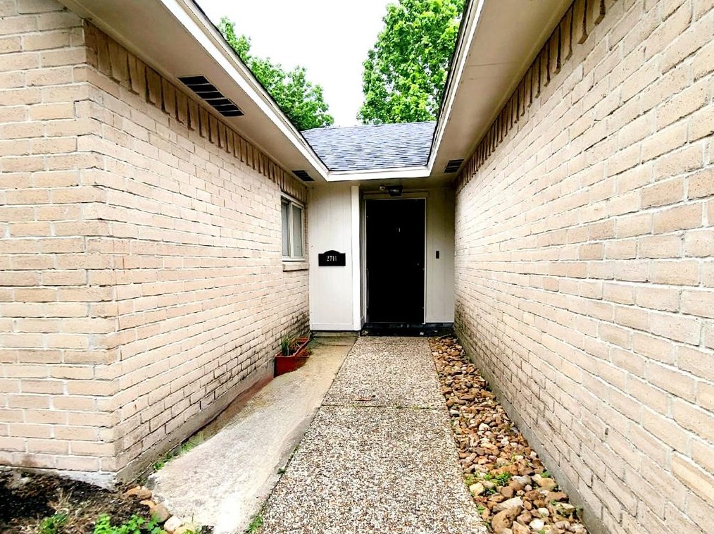 2711 N Brompton Dr, Pearland, TX 77584