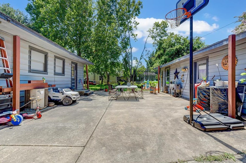 10617 Burman, Houston TX  77029-2649 exterior