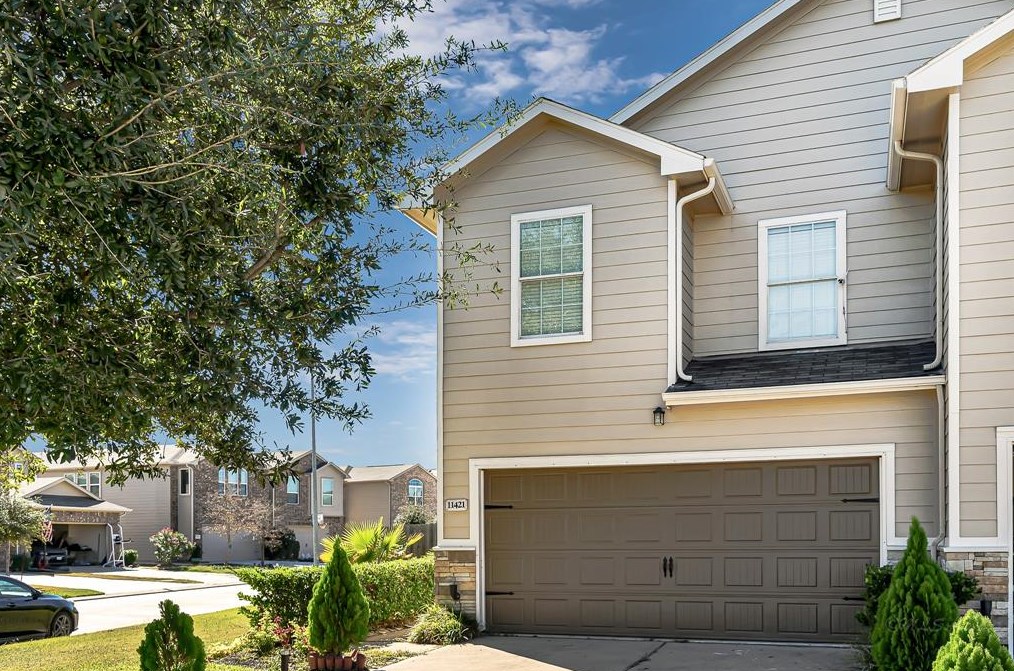 11421 Champions Green Dr, Houston, TX 77066-1069