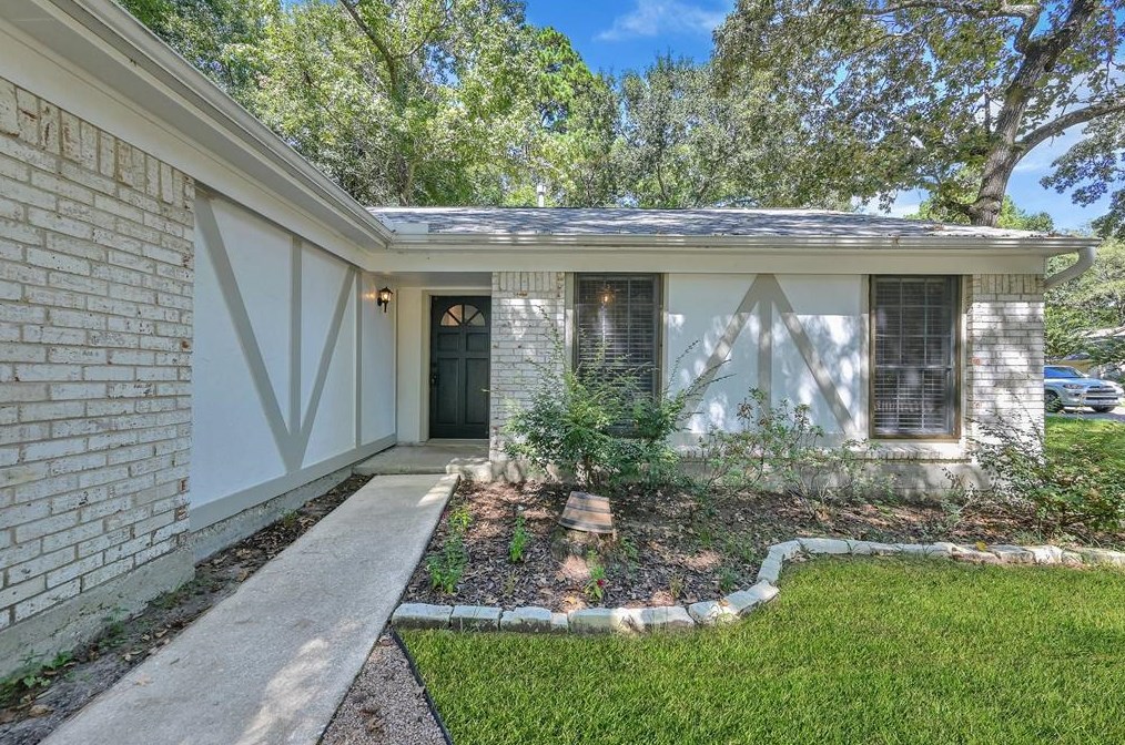 1 Wavy Oak Cir, Spring TX  77381-2890 exterior