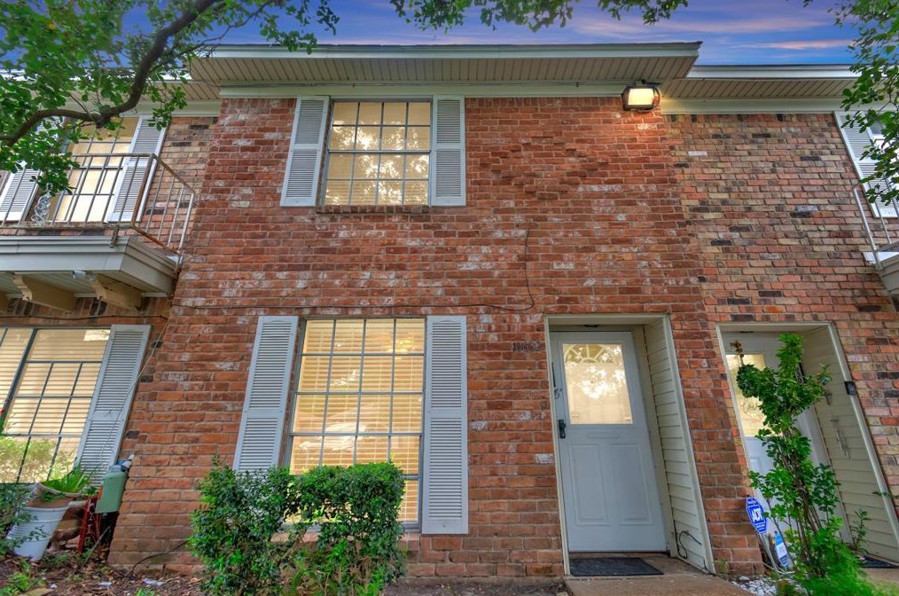 10632 Hazelhurst Dr, Houston TX  77043-3218 exterior