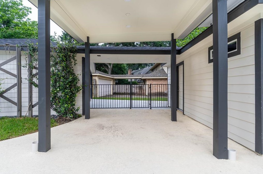 5055 Fallen Oaks Dr, Houston TX  77091-5210 exterior