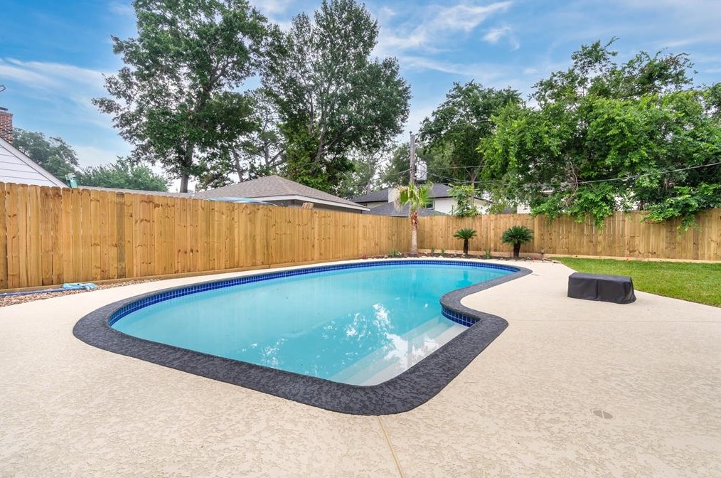 5055 Fallen Oaks Dr, Houston TX  77091-5210 exterior