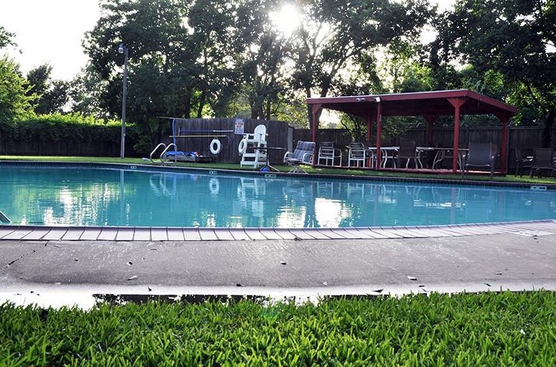 5055 Fallen Oaks Dr, Houston TX  77091-5210 exterior