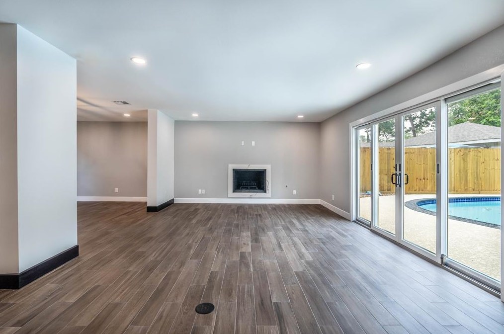 5055 Fallen Oaks Dr, Houston TX  77091-5210 exterior