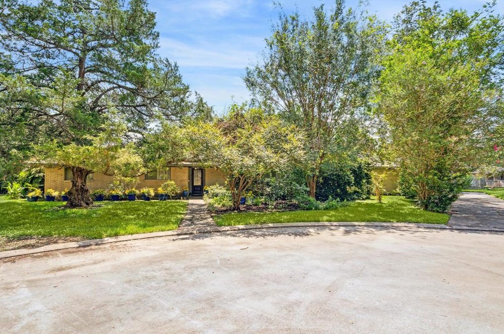 3 Palm Cir, Alvin, TX 77511