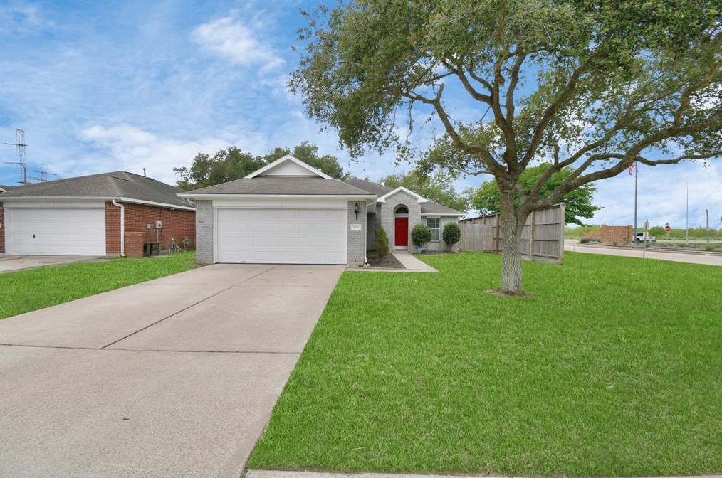 5102 Chase Park Ct, Bacliff TX  77518-2390 exterior