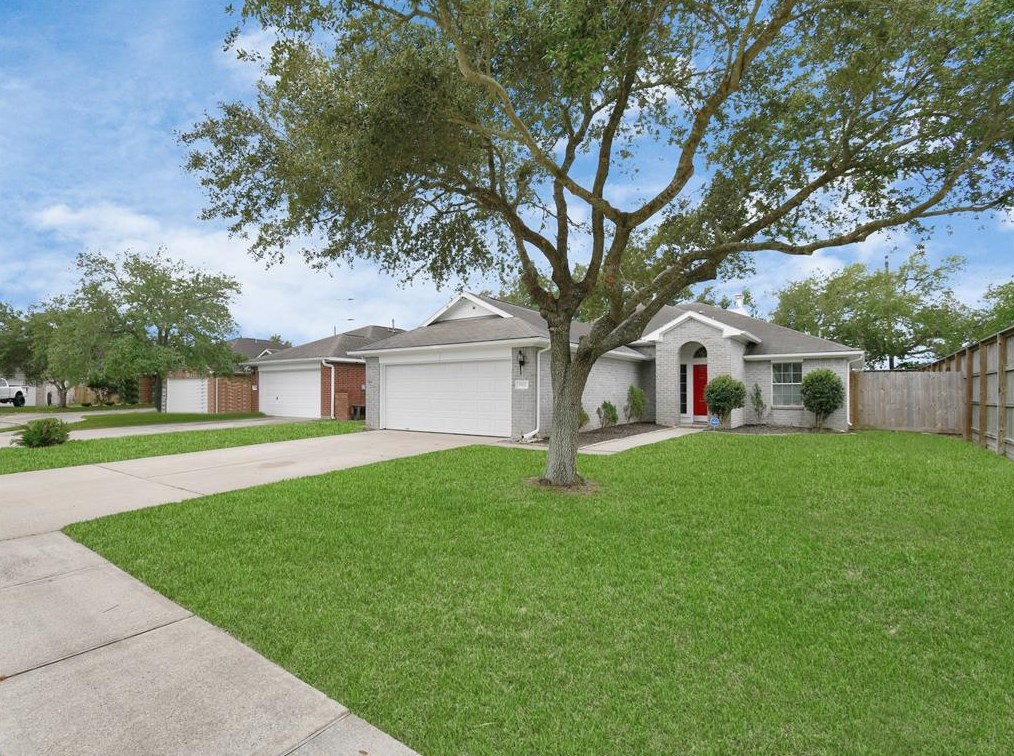 5102 Chase Park Ct, Bacliff TX  77518-2390 exterior