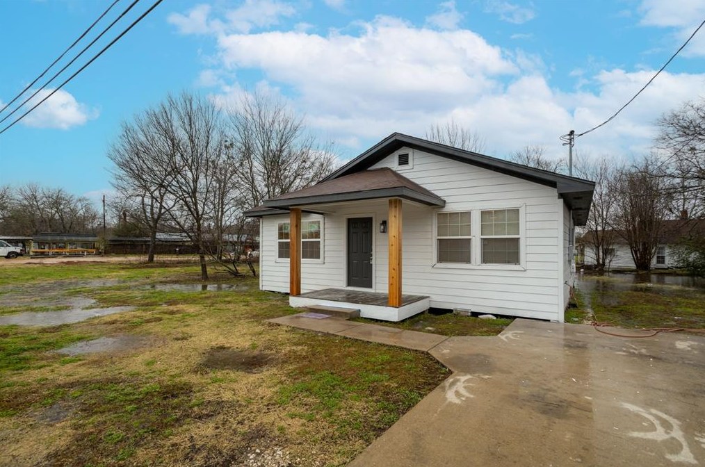 1118 W Washington Ave, White Hall, TX 77868