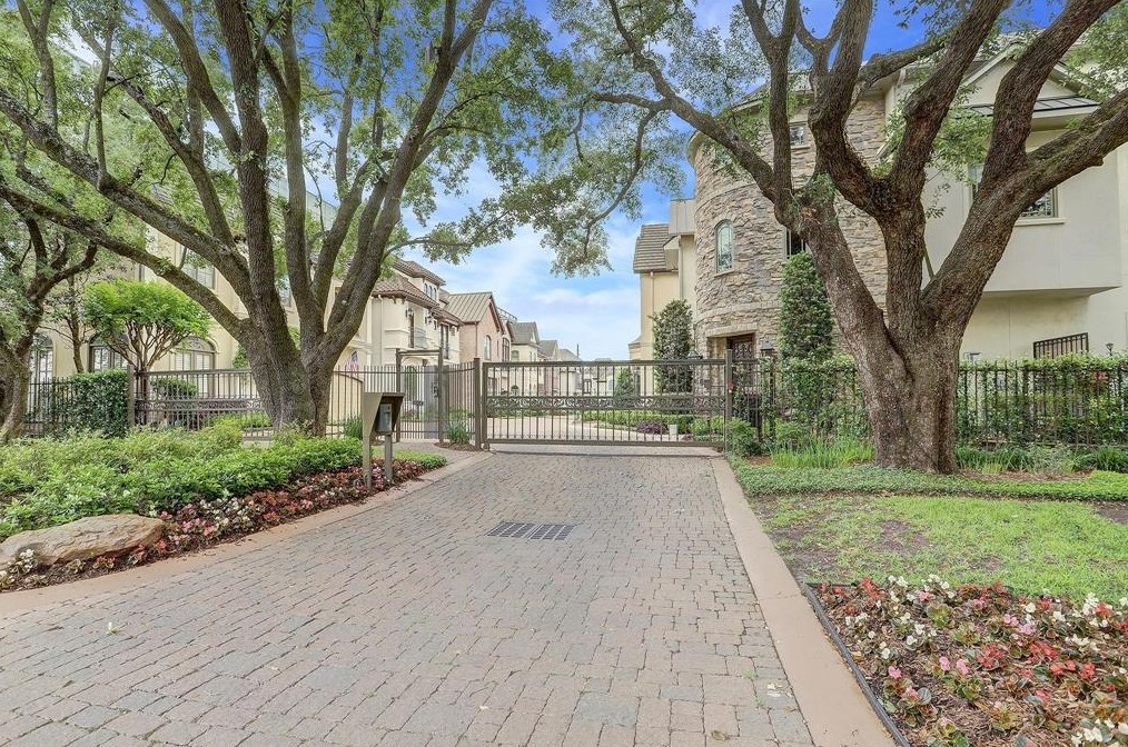 1200 Augusta Dr, Houston TX  77057-2212 exterior