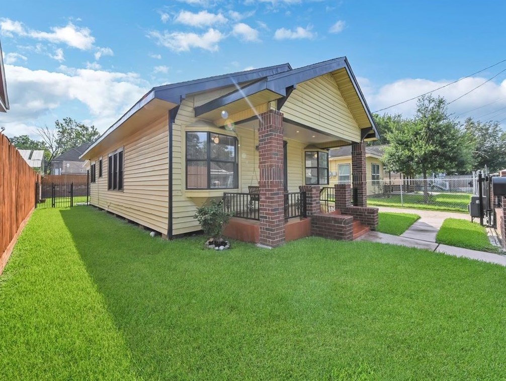 2114 Gentry St, Houston, TX 77009