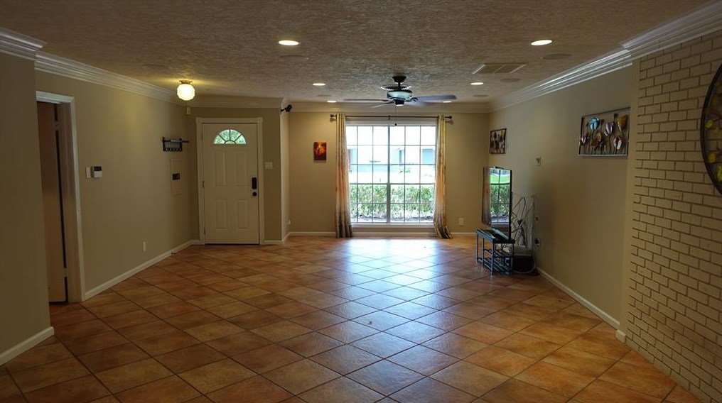 9626 Meadowcroft Dr, Houston TX  77063-3720 exterior