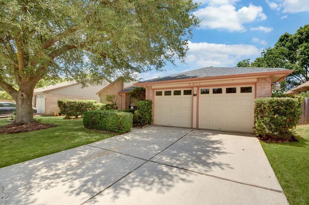 3211 Edgecreek Dr, Houston, TX 77066