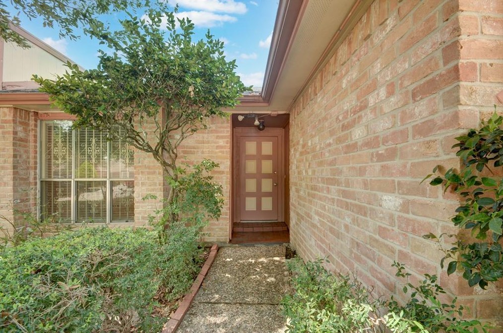 3211 Edgecreek Dr, Houston TX  77066-5508 exterior