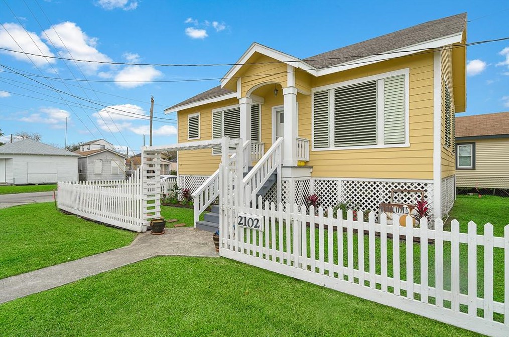 2102 56th St, Galveston, TX 77551