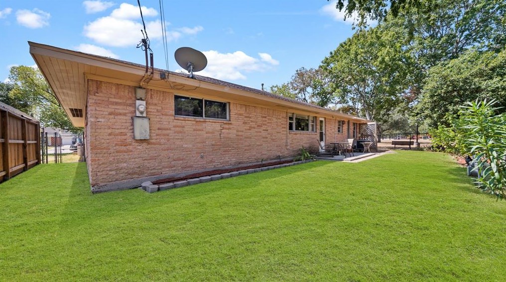 4514 Mcdermed Dr, Houston TX  77025-5401 exterior