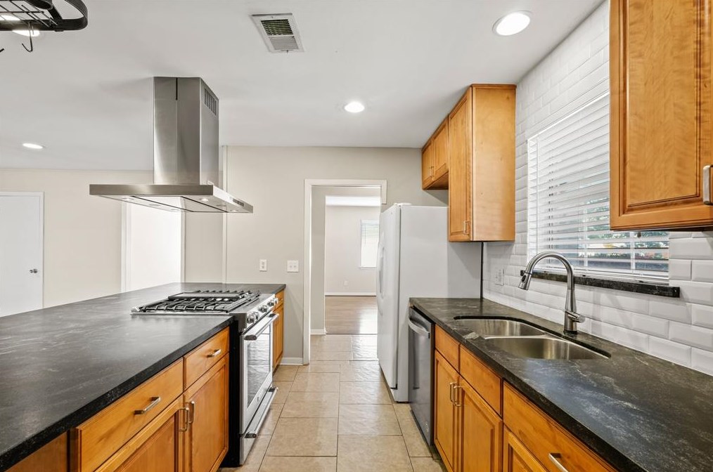 8729 Dunlap St, Houston TX  77074-7725 exterior