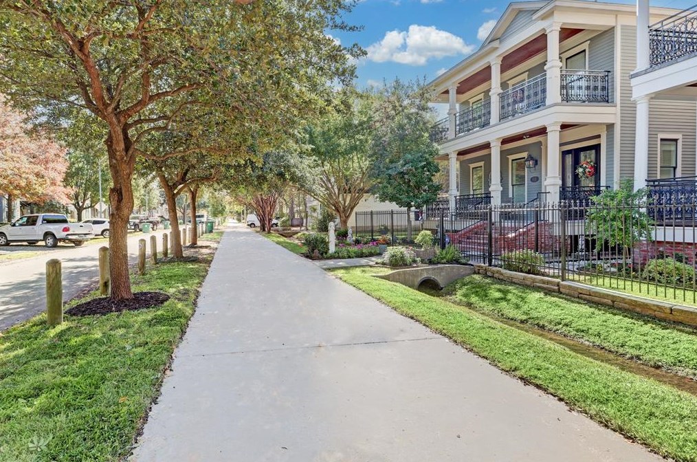 933 Nicholson St, Houston, TX 77008-6749