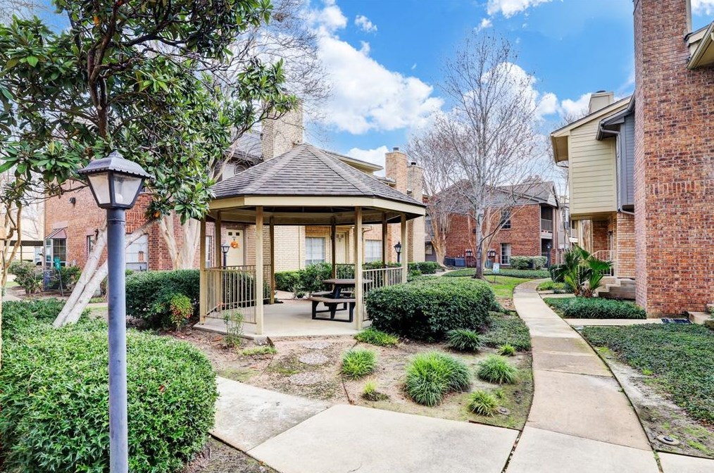 1515 Sandy Springs Rd, Houston TX  77042-6302 exterior