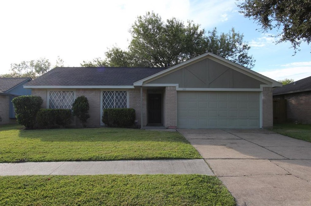 1026 W Belgravia Dr, Pearland, TX 77584