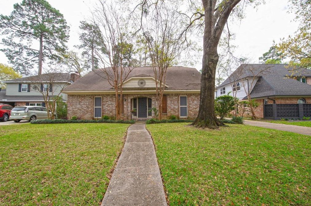 9 Devonshire Dr, Conroe, TX 77304-2745