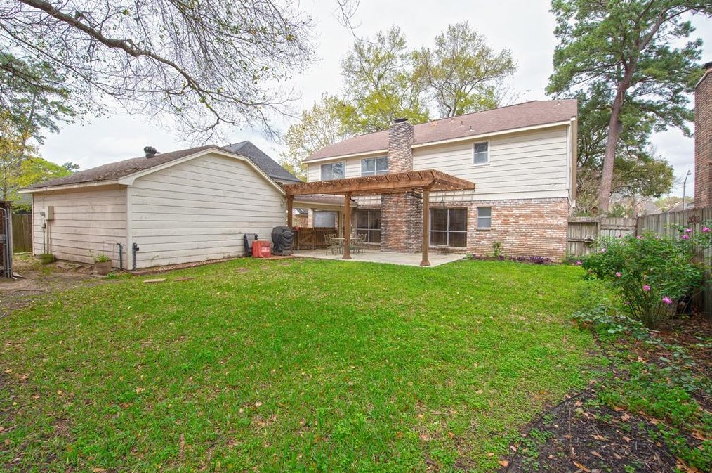 9 Devonshire Dr, Conroe TX  77304-2745 exterior