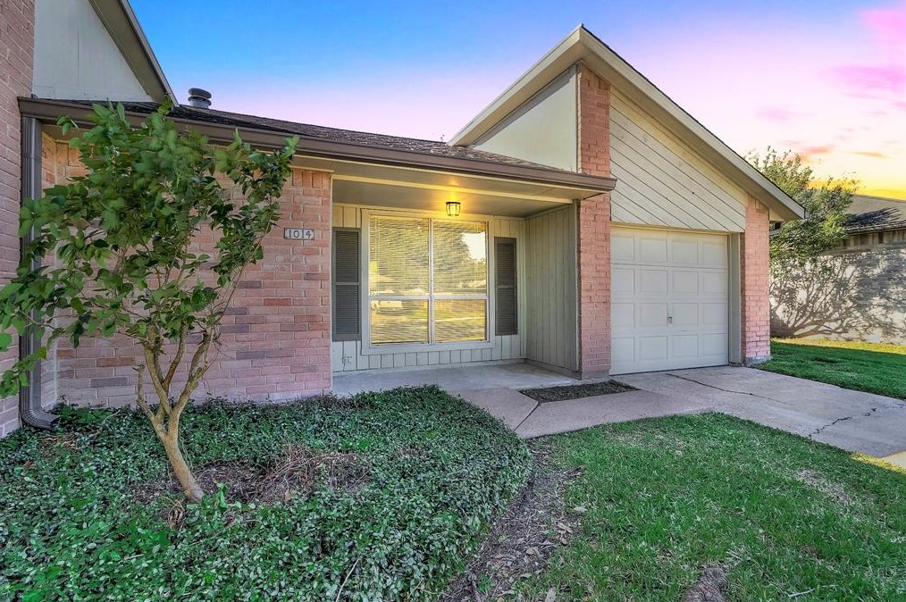 1014 Woodbridge Ave, Pearland, TX 77584