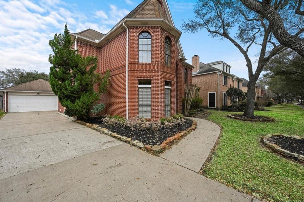 136 Hall Dr, Sugar Land, TX 77478-3849