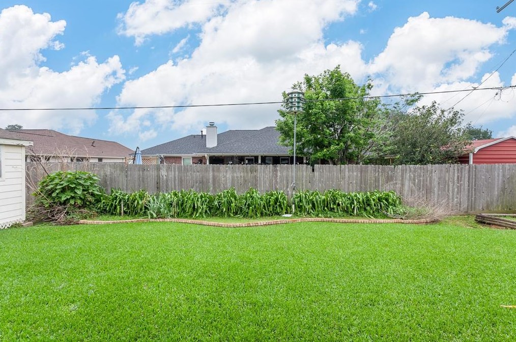 3157 Forest Oaks Dr, Port Neches, TX 77651