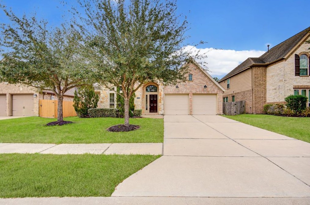 2323 Lost Bridge Ln, Pearland, TX 77584