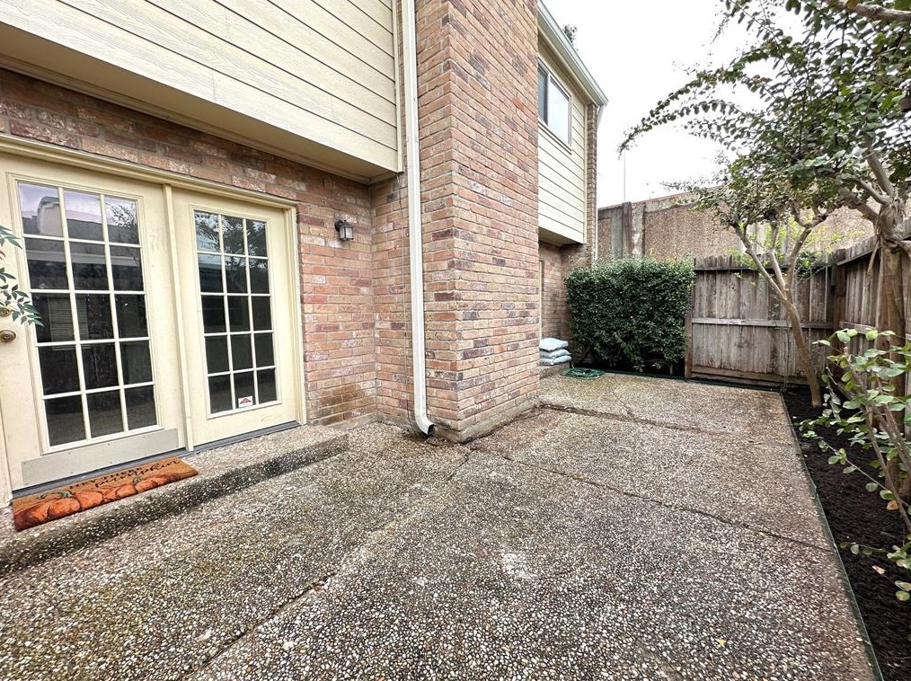 10352 Briar Forest Dr, Houston TX  77042-2409 exterior
