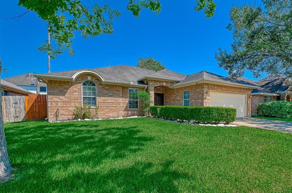 1011 S Wellsford Dr, Pearland, TX 77584