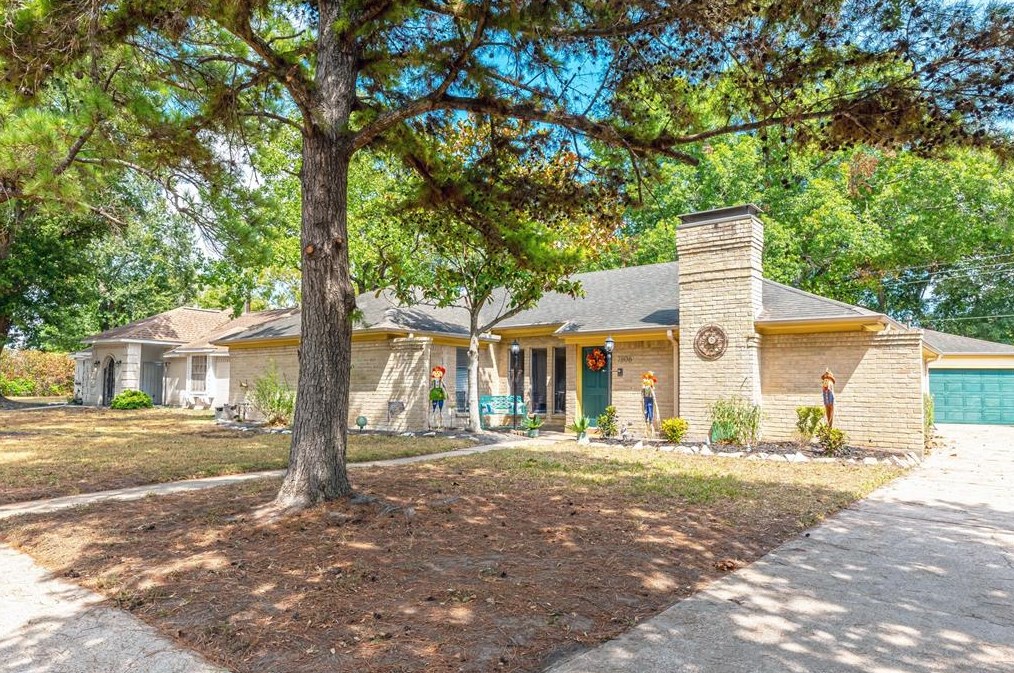 7806 Maple Tree Dr, Houston, TX 77088-5531