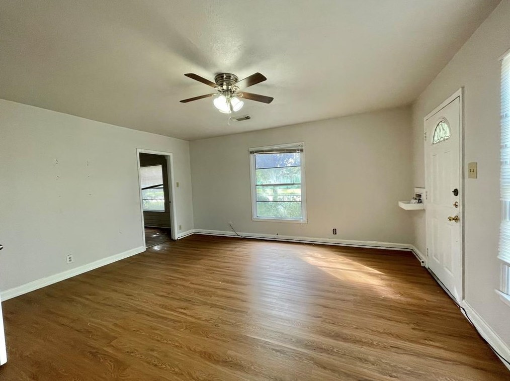 1622 W 8th St, Jones Creek, TX 77541