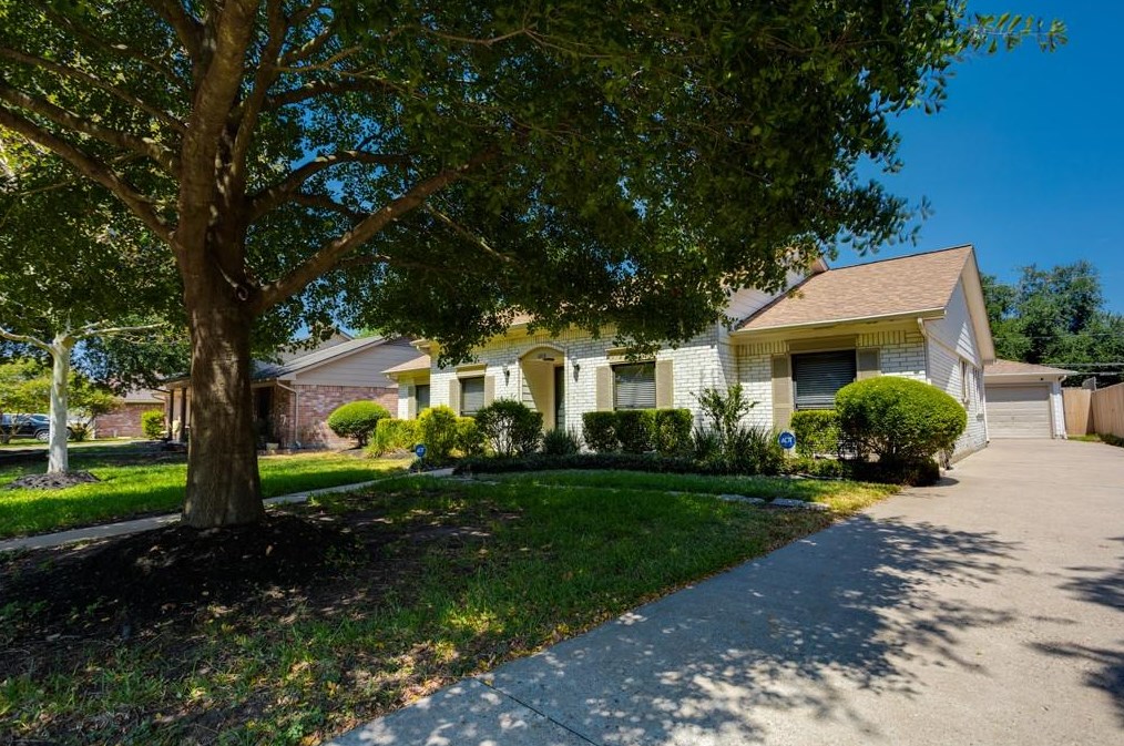 6018 Pine Bark Dr, Houston, TX 77092-1211