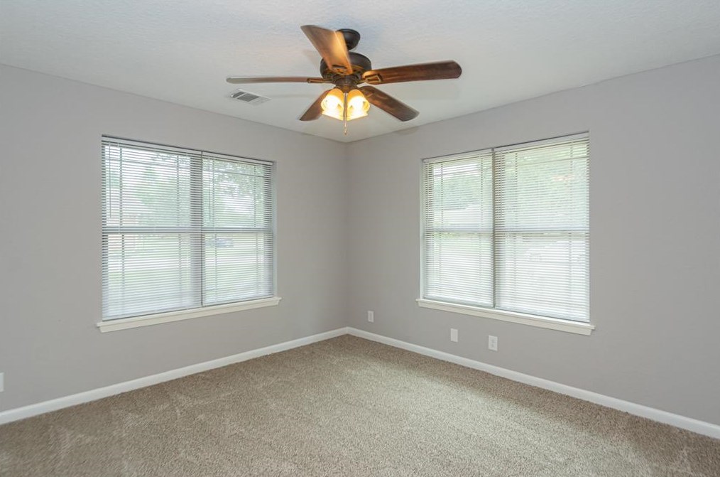 606 Scenic Dr, Baytown, TX 77521