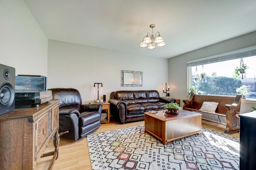 604 Debbie Ln, Alvin, TX 77511-5322