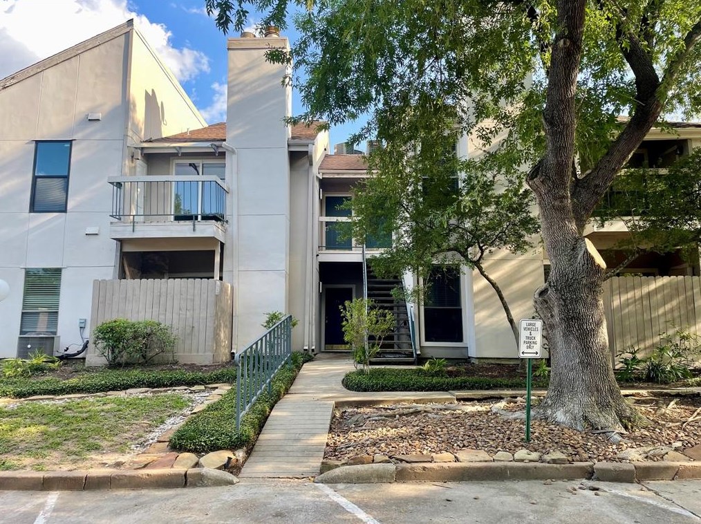 7950 Stadium Dr, Houston TX 77030-4424 exterior