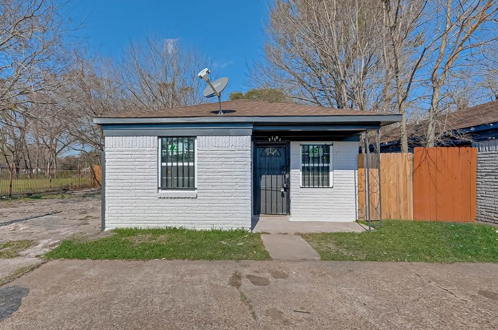 5121 Weaver Rd #1/2, Houston, TX 77016