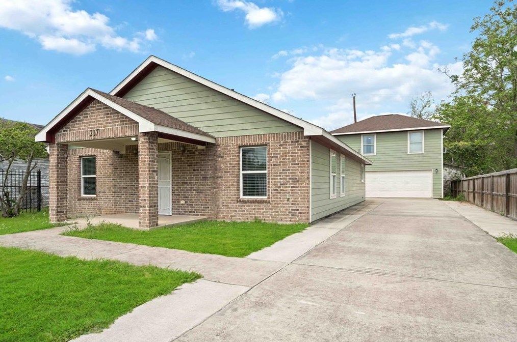 217 Armstrong St, Houston, TX 77029