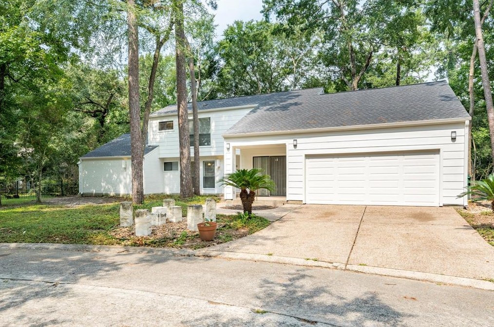 18 Lazy Ln, Spring, TX 77380-1320