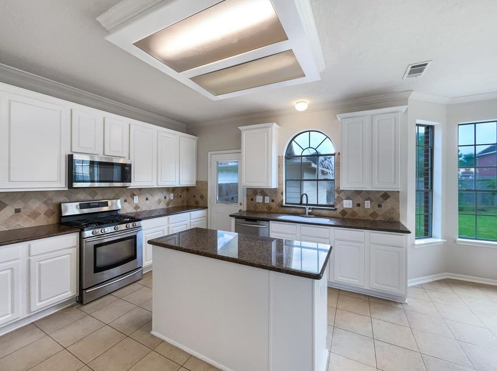 2501 Dixie Woods Dr, Pearland, TX 77581-5861